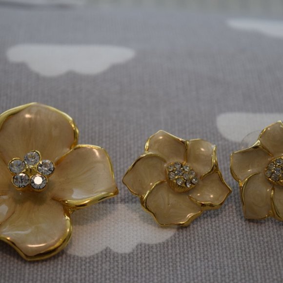 Vintage IVANKA Magnolia Brooch/Pendant & Earrings Swarovski & 18K Gold Plated - Picture 1 of 5